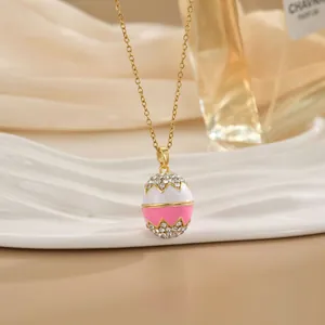 Collier avec pendentif œuf de Pâques doré en émail rose et blanc avec cristaux
