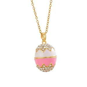 Collier pendentif œuf de Pâques émaillé avec strass brillants et chaîne dorée