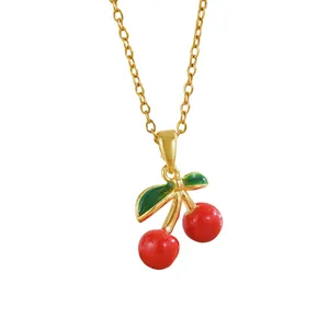 Collier élégant en chaîne dorée avec pendentif cerise rouge vif et feuilles vertes