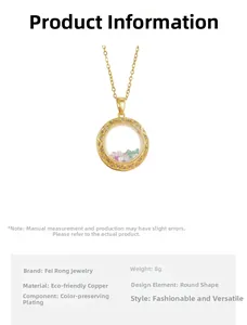 Detailweergave van gouden ronde glazen medaillon ketting met kleurrijke kristallen