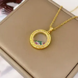 Elegante gouden ronde medaillon ketting met gekleurde kristallen en zirkonia