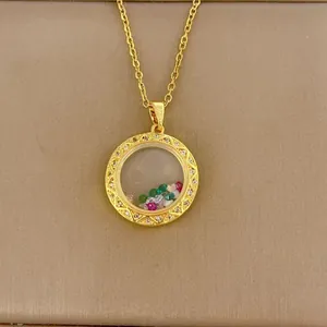 Gouden ronde medaillon ketting met gekleurde zwevende kristallen op bruin leder