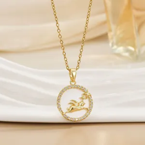 Elegante Halskette aus Titan mit Gold-Finish und Hasen-Mond-Anhänger mit Zirkonia-Besatz