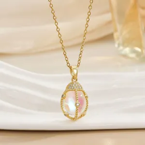 Elegante goldene Titan-Halskette mit irisierendem Aurora-Marienkäfer-Anhänger und Zirkonia
