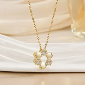 Minimalistische Goldkette mit Wabenanhänger aus Titanstahl und funkelnden Kristallsteinen