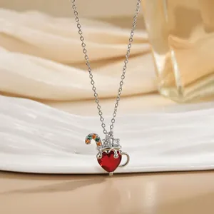 Détail du pendentif zircon cœur rouge avec accent de canne en sucre et chaîne en argent