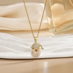 Collier de Noël avec pendentif Père Noël en zircons et barbe en perles sur une chaîne dorée