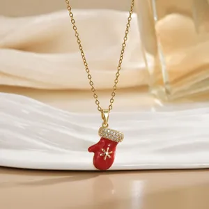 Charmant pendentif gant d'hiver rouge avec zircons et détail de flocon de neige doré