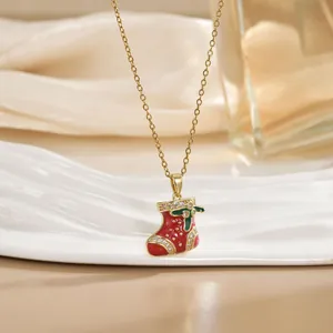 Collier pendentif botte de Noël en cuivre doré avec émail rouge et oxydes de zirconium
