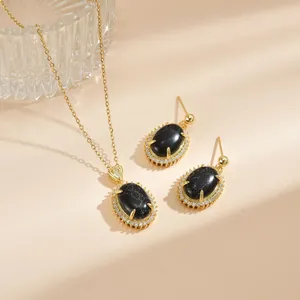 Elegantes Goldschmuck-Set mit ovalen schwarzen Steinen und feiner weißer Textur für Damen