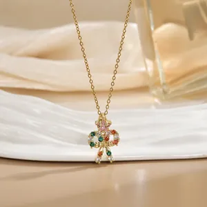 Détails macro d'un collier de Noël doré orné de pierres de zircon colorées et brillantes
