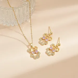 Schmuckset aus Goldbären-Halskette und Ohrringen mit weißen Zirkonia und rosa Herz
