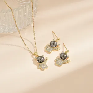 Detailansicht des Teddybär Schmucksets mit grauen Kristallen und Goldbeschichtung