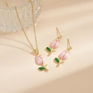 Elegantes Schmuckset mit rosa Tulpen Halskette und Ohrringen in Gold-Finish