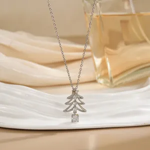 Collier pendentif sapin de Noël argenté avec zircons clairs sur fond de soie élégant