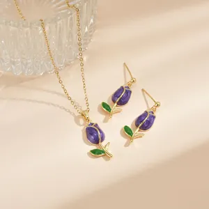 Elegantes goldenes Tulpen-Schmuckset mit lila Emaille-Anhänger-Halskette und Ohrringen