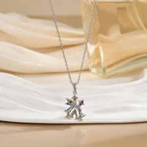 Détail du pendentif double cloche de Noël orné de cristaux de zircone multicolores
