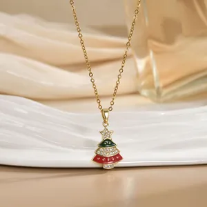 Collier sapin de Noël doré avec émail rouge et vert et détails en micro-zirconiums