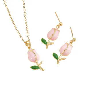 Elegantes Set aus goldfarbener Tulpen-Halskette und passenden Ohrsteckern mit rosa Blüten