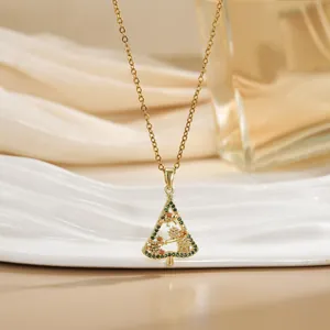Collier pendentif sapin de Noël plaqué or avec pierres précieuses et détails de flocons