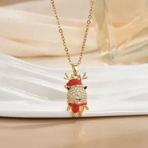 Collier renne de Noël avec chapeau en émail rouge et cristaux sur une chaîne dorée