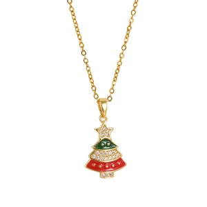 Collier sapin de Noël doré avec émail vert et pierres de zircon sur fond blanc pur