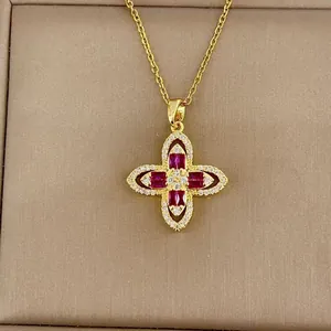 Collier trèfle de luxe doré avec pierres rouges et pavé de zircones brillants