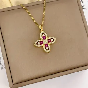 Collier trèfle à quatre feuilles doré luxueux avec cristaux rouges et zircons micro-pavés
