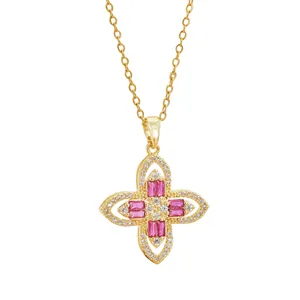 Collier trèfle à quatre feuilles doré avec zircons roses et cristaux pavés brillants