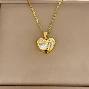 Élégant collier pendentif cœur doré avec pierres de zircone et incrustation d'opale poire
