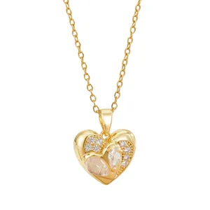 Pendentif cœur doré élégant avec zircons et pierre centrale en opale sur chaîne fine