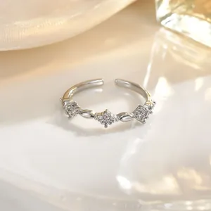 Funkelnder Kleeblatt Ring verstellbar in Silberoptik mit Pavé Kristall Akzenten