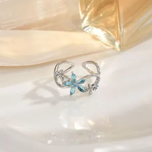 Verstellbarer silberner offener Ring mit blauen Zirkonia-Blütenblättern und floralen Akzenten
