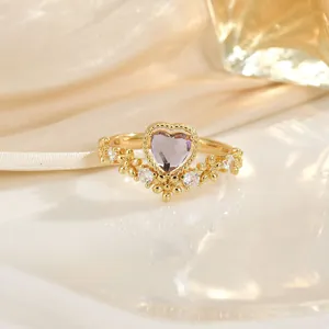 Bague dorée élégante avec zircon violet en forme de cœur et détails pavés vintage de luxe