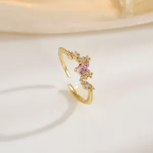 Elegante gouden verstelbare ring met roze hart-zirkonia en bloemige diamantaccenten