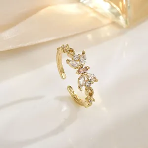 Prachtige gouden vlinderring met zirkonia-stenen op een luxe spiegelachtergrond
