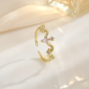 Elegante goudkleurige ring met roze marquise steen en zirkonen voor een luxe uitstraling