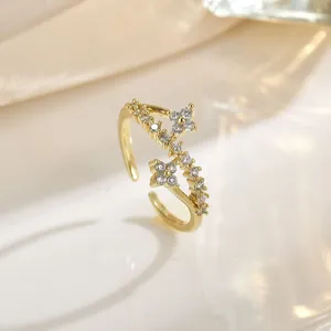 Elegante verstelbare gouden ring met twee sprankelende met zirkonia bezette stervormen