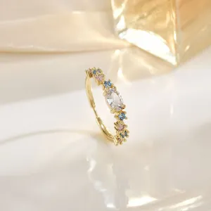 Vergulde verstelbare ring met marquise geslepen steen en kleurrijke zirkonia accenten
