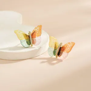 Boucles d'oreilles papillon étincelantes avec dégradé de couleurs et zircons