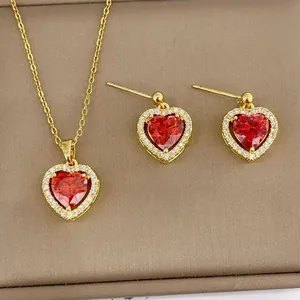 Elegantes goldenes Herz-Schmuckset mit rotem Zirkon-Halskette und Ohrsteckern