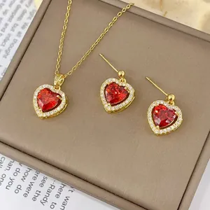 Elegantes Schmuckset aus Gold Titanstahl mit rotem Herz-Zirkon-Halskette und Ohrringen