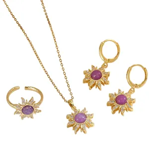 Conjunto de joyas doradas con ópalo púrpura y circonitas engastadas en diseño de sol