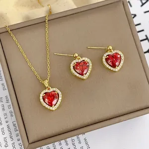 Elegantes Schmuckset aus Gold Titanstahl mit rotem Herz-Zirkon-Anhänger und Ohrsteckern