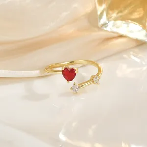 Bague coeur ajustable en or élégante avec rubis rouge et diamants latéraux