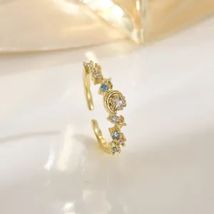 Verstelbare gouden ring met ster- en maanmotieven en wit-blauwe zirkoniasteentjes
