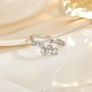 Raffinato anello aperto con conchiglia e zircone in finitura argento per donne