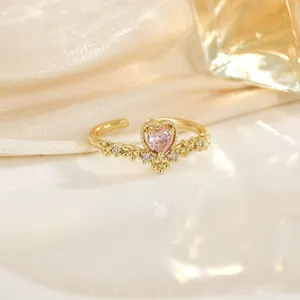 Bague couronne ajustable plaqué or avec zircon coeur rose et détails en cristal brillant