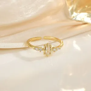 Bague réglable plaqué or 18K avec zircone rectangulaire sur fond en tissu de soie doux