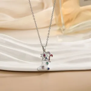 Dettaglio della collana con ciondolo calza di Natale con zirconi colorati in argento